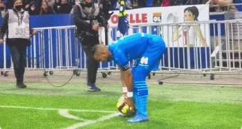 拉莫斯：为避免肠胃不适不敢吃辣；在中国任何地方都有免费水