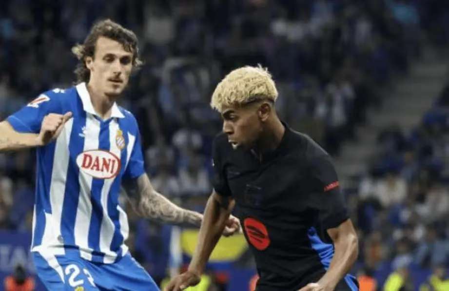 哈体院滑冰场现国家一级运动员亲授防摔技巧