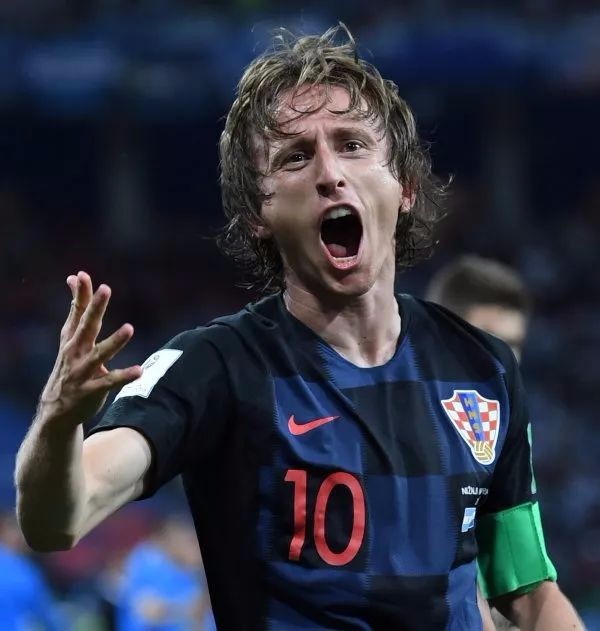 拜仁因球迷燃放烟火被罚，欧冠主场部分看台关闭